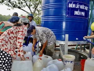 Công ty Cổ phần nước - Môi trường Bình Dương: Hỗ trợ người dân Bến Tre hàng ngàn m3 nước sạch phục v