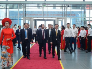 Phó Thủ tướng Lê Văn Thành tham quan Triển lãm thành tựu ngành TN&MT hướng đến Kỷ niệm 20 năm thành 