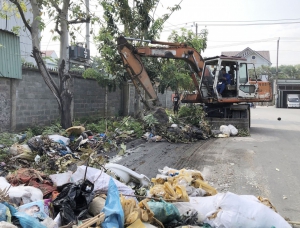 Chính quyền địa phương và doanh nghiệp cùng ra quân dọn vệ sinh môi trường