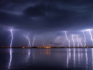 Khí thải khiến giông bão nguy hiểm hơn