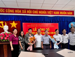 Trung tâm Quan trắc - Kỹ thuật Tài nguyên và Môi trường tổ chức lễ trao quyết định công tác cán bộ